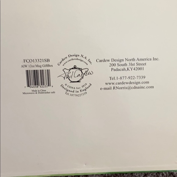 New in Box. Alice in Wonderland Mug Set - Picture 6 of 6